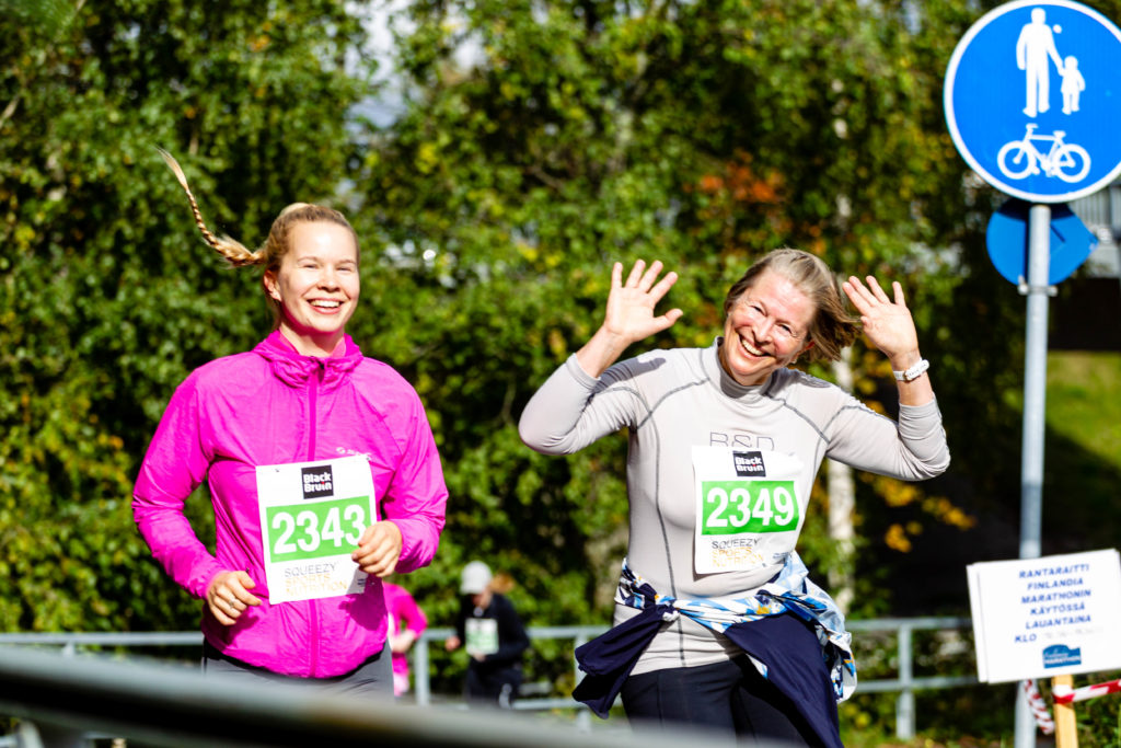 Kaksi juoksiaa juoksemassa Finlandia Marathon -tapahtumassa