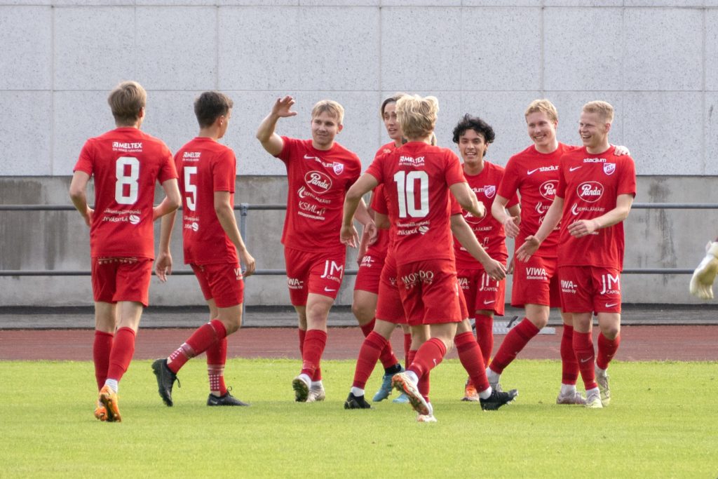 FC Vaajakosken pelaajat juhlivat kentällä